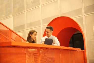 İş yerindeki işadamları iş yapmak için çalışma stratejisini tartışıyorlar.