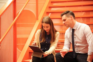 İş yerindeki işadamları iş yapmak için çalışma stratejisini tartışıyorlar.