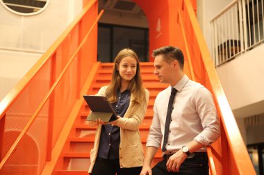 İş yerindeki işadamları iş yapmak için çalışma stratejisini tartışıyorlar.