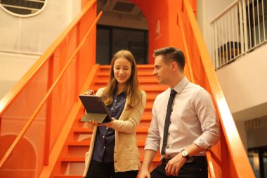 İş yerindeki işadamları iş yapmak için çalışma stratejisini tartışıyorlar.