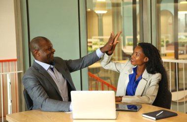 İş yerindeki işadamları iş yapmak için çalışma stratejisini tartışıyorlar.