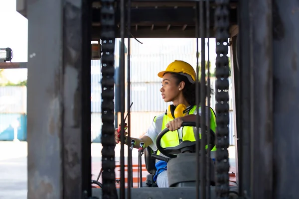 Yük taşıma, nakliye, lojistik ve taşımacılık uluslararası konteyner kargo gemisi ve kargo uçağının okyanusa alacakaranlık gökyüzü, içinde