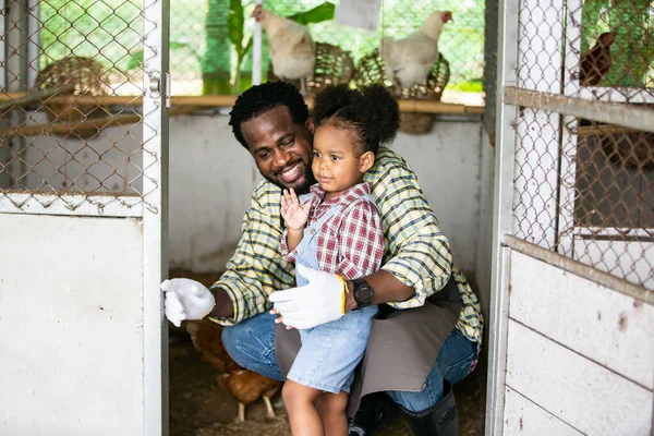 Kızıyla birlikte organik çiftlikte vakit geçiren melez bir aile. Afro-Amerikan ailesi.
