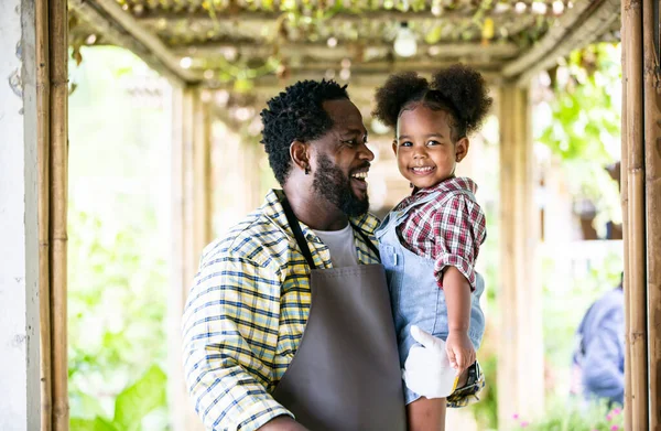 Kızıyla birlikte organik çiftlikte vakit geçiren melez bir aile. Afro-Amerikan ailesi.