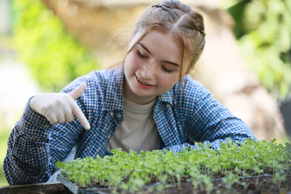 Junges Mädchen Genießt Aktivität Plantage Auf Biobauernhof — Stockfoto