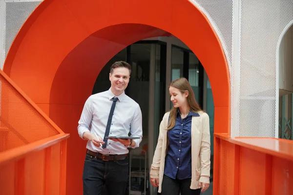 İş yerindeki işadamları iş yapmak için çalışma stratejisini tartışıyorlar.