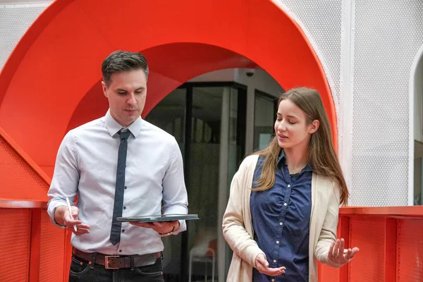 İş yerindeki işadamları iş yapmak için çalışma stratejisini tartışıyorlar.