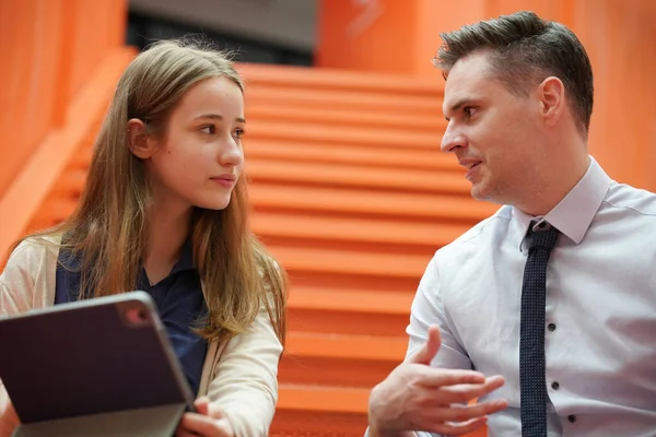 İş yerindeki işadamları iş yapmak için çalışma stratejisini tartışıyorlar.