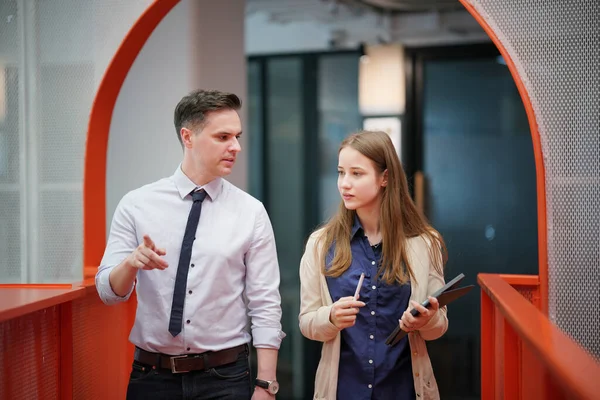 İş yerindeki işadamları iş yapmak için çalışma stratejisini tartışıyorlar.