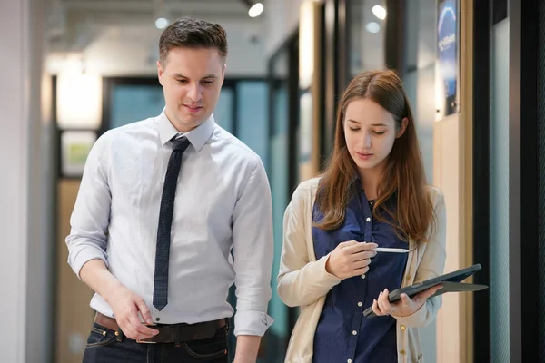 Çeşitli iş adamları bir toplantı.