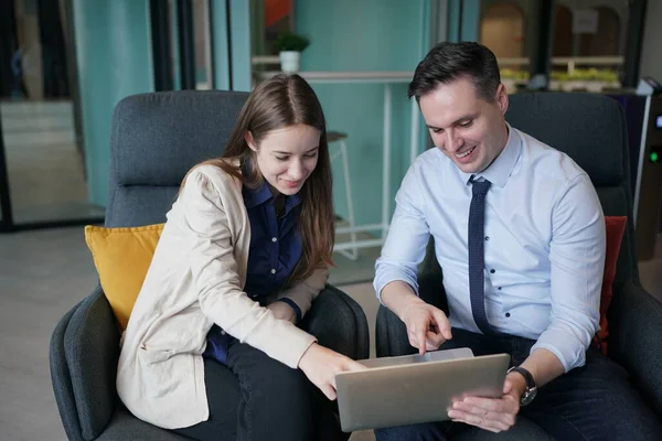 genç adam toplantıda iş ortağı Office danışmanlık