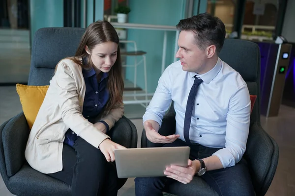 İş yerindeki işadamları iş yapmak için çalışma stratejisini tartışıyorlar.