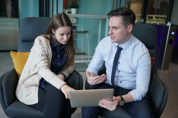 genç adam toplantıda iş ortağı Office danışmanlık