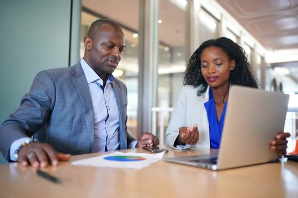 İş yerindeki işadamları iş yapmak için çalışma stratejisini tartışıyorlar.