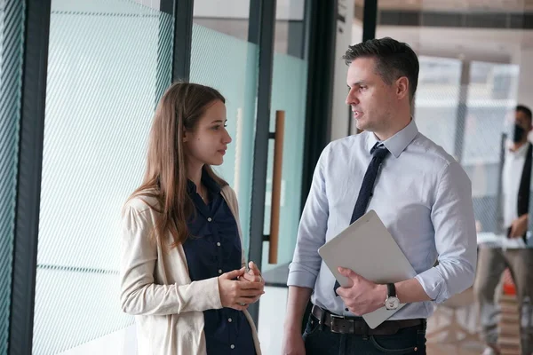 genç adam toplantıda iş ortağı Office danışmanlık