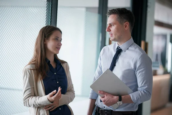 İş yerindeki işadamları iş yapmak için çalışma stratejisini tartışıyorlar.