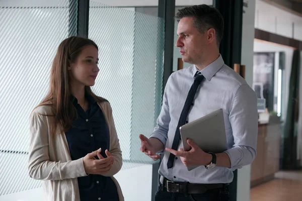 genç adam toplantıda iş ortağı Office danışmanlık