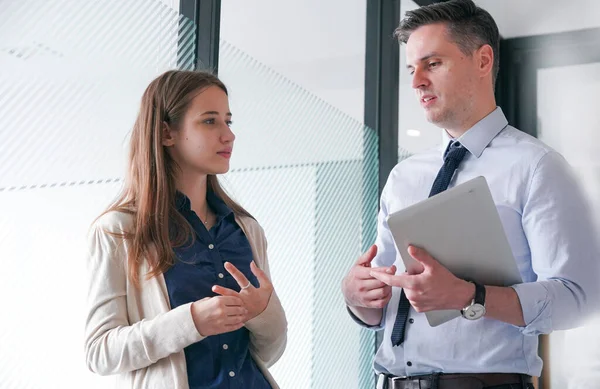 İş yerindeki işadamları iş yapmak için çalışma stratejisini tartışıyorlar.