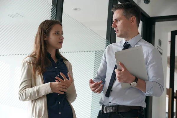 genç adam toplantıda iş ortağı Office danışmanlık