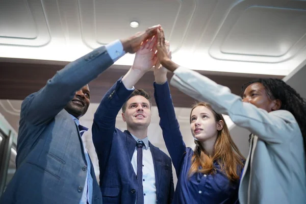 İş arkadaşları başarılı iş yılını kutluyor