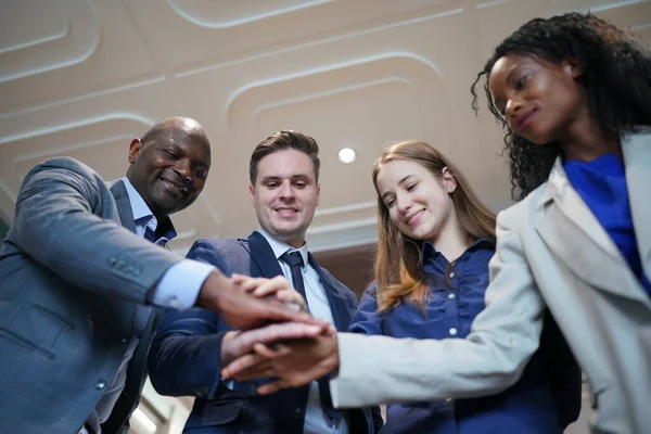 İş arkadaşları başarılı iş yılını kutluyor