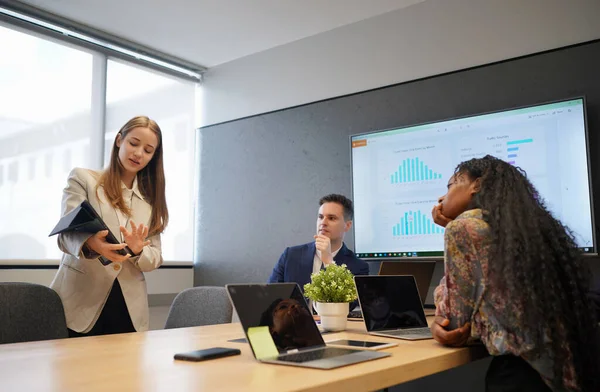 İş yerindeki işadamları iş yapmak için çalışma stratejisini tartışıyorlar.