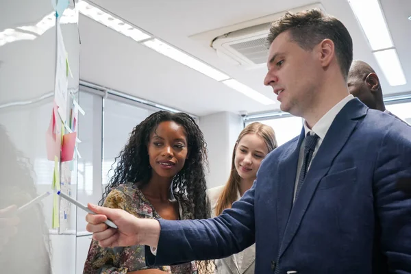 İş yerindeki işadamları iş yapmak için çalışma stratejisini tartışıyorlar.