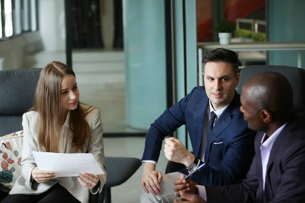 İş yerindeki işadamları iş yapmak için çalışma stratejisini tartışıyorlar.