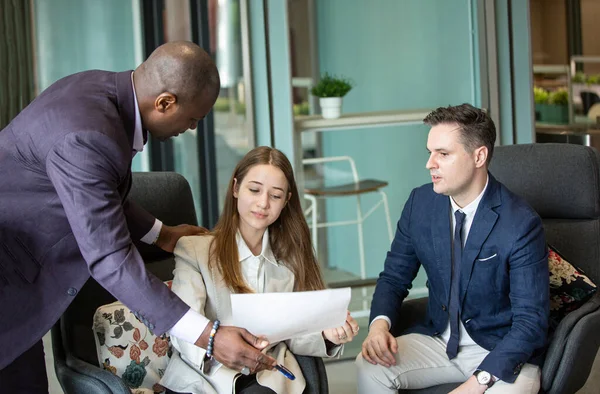 Çeşitli iş adamları bir toplantı.