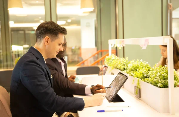 Çeşitli iş adamları bir toplantı.