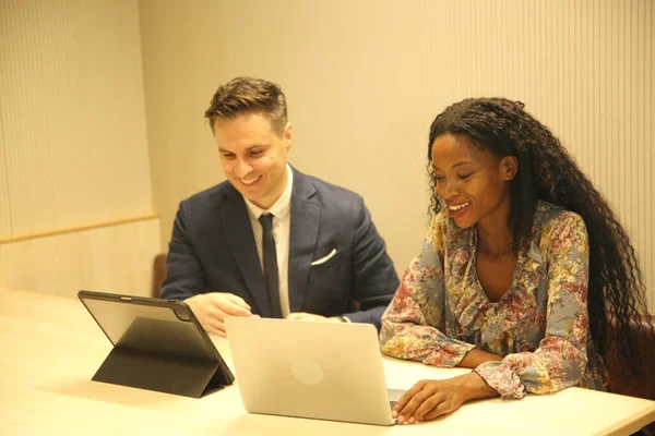 İş yerindeki işadamları iş yapmak için çalışma stratejisini tartışıyorlar.