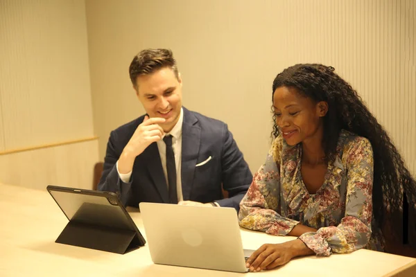 İş yerindeki işadamları iş yapmak için çalışma stratejisini tartışıyorlar.