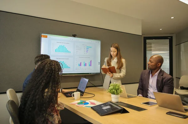 İş yerindeki işadamları iş yapmak için çalışma stratejisini tartışıyorlar.