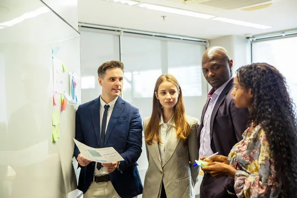 Çeşitli iş adamları bir toplantı.