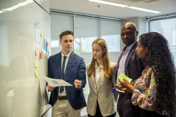 Çeşitli iş adamları bir toplantı.