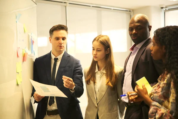 İş yerindeki işadamları iş yapmak için çalışma stratejisini tartışıyorlar.