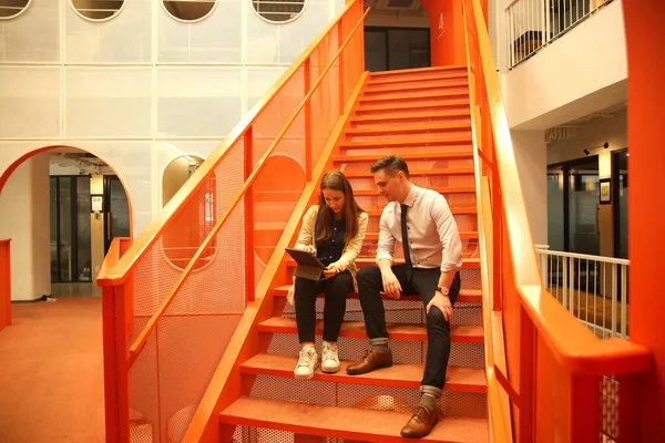 İş yerindeki işadamları iş yapmak için çalışma stratejisini tartışıyorlar.