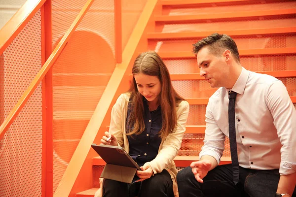 İş yerindeki işadamları iş yapmak için çalışma stratejisini tartışıyorlar.