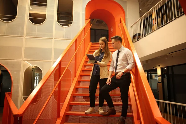 İş yerindeki işadamları iş yapmak için çalışma stratejisini tartışıyorlar.