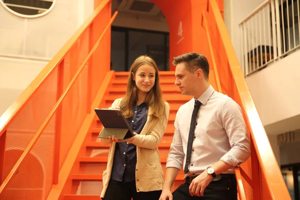 İş yerindeki işadamları iş yapmak için çalışma stratejisini tartışıyorlar.