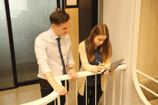 İş yerindeki işadamları iş yapmak için çalışma stratejisini tartışıyorlar.