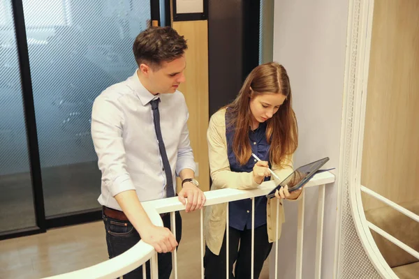 İş yerindeki işadamları iş yapmak için çalışma stratejisini tartışıyorlar.