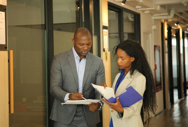 İş yerindeki işadamları iş yapmak için çalışma stratejisini tartışıyorlar.