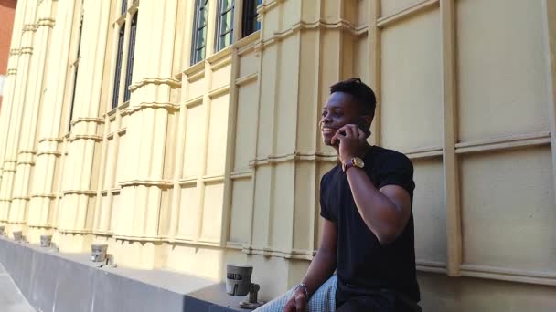 Hombre Americano Africano Alegre Que Habla Smartphone Ciudad — Vídeos de Stock