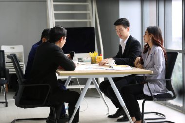 İş adamı iş arkadaşlarıyla iş görüşmesi hakkında konuşma yapıyor, iş fikirleri ve projeleri tartışıyor, Modern Ofiste Sunum yapıyor. Takım çalışması, Girişimcilik, Şirket Toplantısı