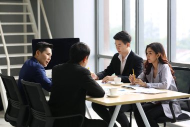 İş adamı iş arkadaşlarıyla iş görüşmesi hakkında konuşma yapıyor, iş fikirleri ve projeleri tartışıyor, Modern Ofiste Sunum yapıyor. Takım çalışması, Girişimcilik, Şirket Toplantısı