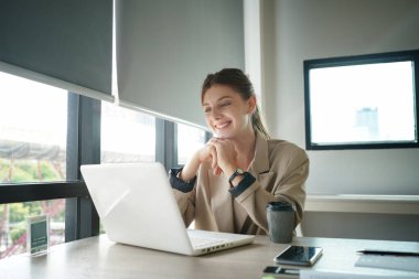 Bir masada farklı aygıtlar kullanan kişiler