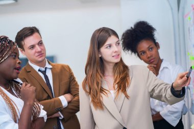 İş adamları toplantıda şirketin gelişimini tartışıyor