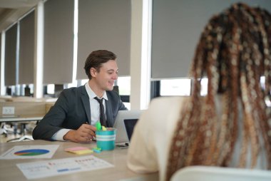 İş adamları toplantıda şirketin gelişimini tartışıyor