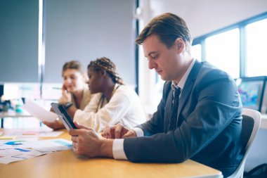 İş adamları toplantıda şirketin gelişimini tartışıyor